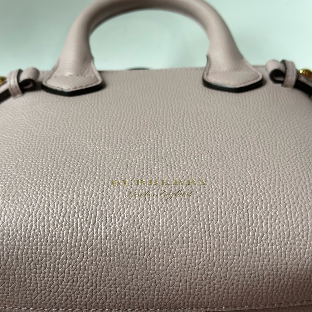 🌸New Burberry Grainy Calfskin House Check Baby Banner Tote Pale Orchid (NWT) - Picture 2 of 8